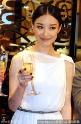 组图：倪妮白裙代言气质优雅宛若女神