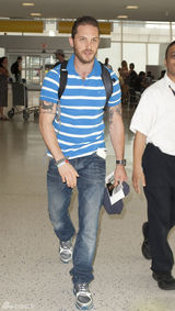 组图：玛丽昂黄抹胸妩媚现身《蝙蝠侠》首映