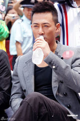 组图：林峰冒酷暑出席活动 不顾形象狂擦汗