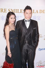 组图：郭晶晶产后出席慈善晚宴 大赞霍启刚辛苦