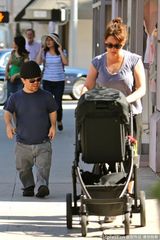 组图：“小恶魔”彼特-丁拉基携妻女外出逛街