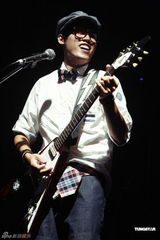 组图：八三夭开唱阿信站台 欲学谢和弦微博放料