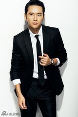 组图：黄明最新写真曝光 尽显80后型男职场风