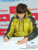 组图：李敏镐亮相粉丝签名会 大炫修长完美身型