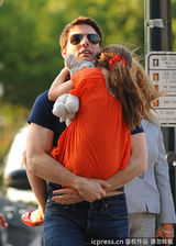 组图：汤姆-克鲁斯离婚后首探爱女 遭狗仔围堵