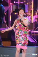 组图：黄韵玲香港开唱大方露背 赞杨千嬅够义气