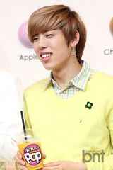 组图：韩团INFINITE出席代言品牌粉丝签名会