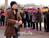 组图：韩国歌手辉星正式入伍 太真儿金泰宇送行
