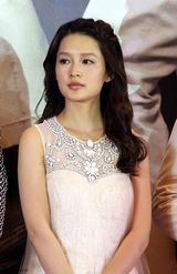 组图：《如果我爱你》李沁公主装演绎大明星