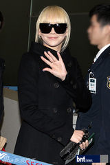 组图：少女时代KARA为赴K-POP演唱会亮相机场