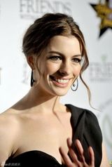 高清：安妮-海瑟薇出席活动 单肩礼服优雅知性