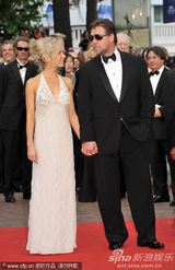 幻灯图集：开幕片男主角拉塞尔-克洛和老婆甜蜜牵手