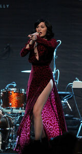 组图：杰西-J双开衩红裙PK凯莉-米洛