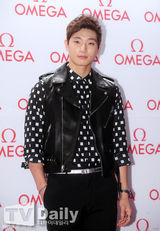 组图：f(x)Sulli刘亚仁权相佑等出席名表展示会