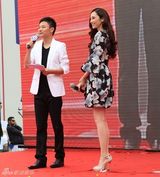 组图：吴佩慈出席活动 共创最长餐桌吉尼斯纪录