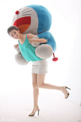 组图：王媛可童趣写真 与多啦A梦嬉戏顽皮搞怪