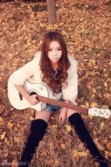 组图：裴紫绮拍暖色调唯美写真秀青春活力 