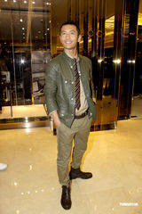 高清组图：黄晓明出席品牌活动 为妈妈选购包包