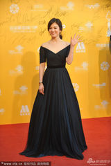 组图：宋慧乔低胸裙肌肤如雪 黄晓明抢着护花