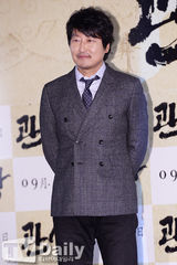 组图：李钟硕穿蜘蛛人格纹装亮相《观相》试映