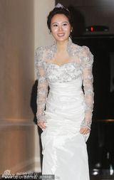 组图：韩国女星李秀英幸福完婚 着透视蕾丝裙亮相