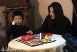 组图：王志文携妻揽子打球赛 小家伙搞怪父子颇似