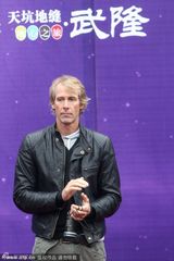 组图：《变4》重庆武隆开机 迈克尔-贝搞怪