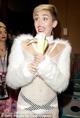 组图：麦莉裸身渔网装双乳变黑饼 拥抱布兰妮