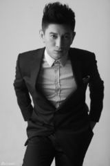 组图：吴奇隆拍杂志520特刊 称一直相信爱情