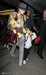 幻灯图集：维多利亚现身机场 克鲁兹独享母爱