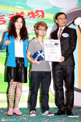 幻灯图：容祖儿热裤彩袜亮相 与吉祥物合影童心未泯