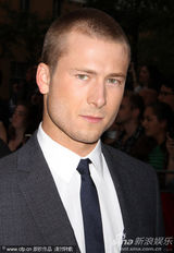 组图：莉莉亮相《作家们》首映 施瓦辛格儿子帅气