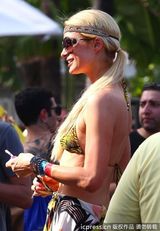 组图：帕丽斯-希尔顿胸部缩水 手臂现皱纹疑抽脂