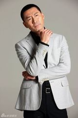 组图：张子健拍写真 化身精英男士展熟男典范