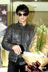 幻灯图：吴奇隆机场遇粉丝 承诺将重现招牌动作