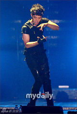 幻灯图：组合2PM举行首场演唱会 2AM作为嘉宾助兴