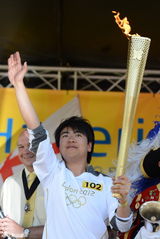 组图：郎朗伦敦做奥运火炬手称骄傲感与08不同