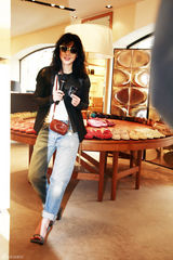 组图：陈燃客串主持介绍时尚理念 逛店卖萌显童心