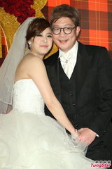 组图：黄小柔出嫁盼造人 穿低胸婚纱挽老公亮相