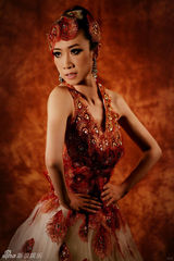 组图：芙蓉姐姐化身妩媚孔雀 装扮火红魅惑放电