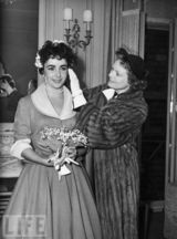 组图：伊丽莎白-泰勒生前绝版照 18岁浪漫婚礼