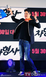 组图：韩片《车刑警》首映演唱会ULALASESSION捧场