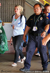 组图：布兰妮一家飞抵夏威夷 小甜甜遮腹疑似怀孕