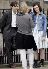 幻灯图：安妮-海瑟薇新片苏格兰热拍 搭档年轻男星