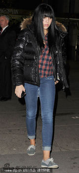 组图：麦当娜带三名子女出行 24岁小男友躲镜头