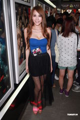 组图：连诗雅不担心遭揩油 与陈静仪比拼性感