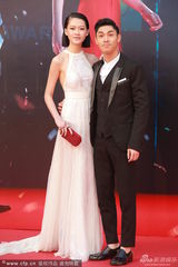 组图：群星亮相金像红毯 汤唯领衔众女星斗艳