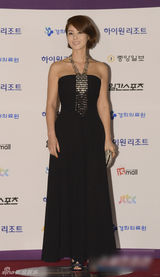 组图：金成玲抹胸黑裙典雅 配饰抢眼珠光宝气