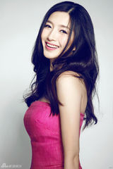 组图：郑恺江疏影封面大片 笑容灿烂青春活力