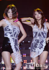 组图：SISTAR仁顺儿金建模演唱会上跨时代合作